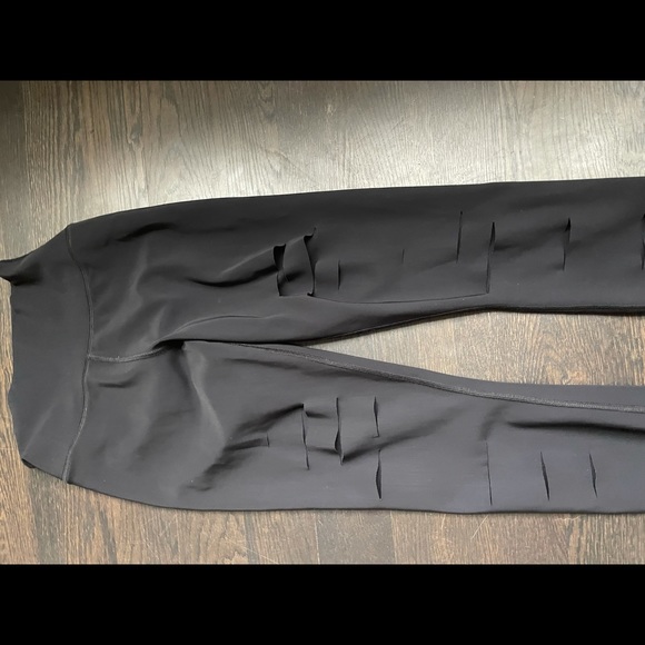 Alo High Waisted Ripped Legging - Full Length - Picture 4 of 5